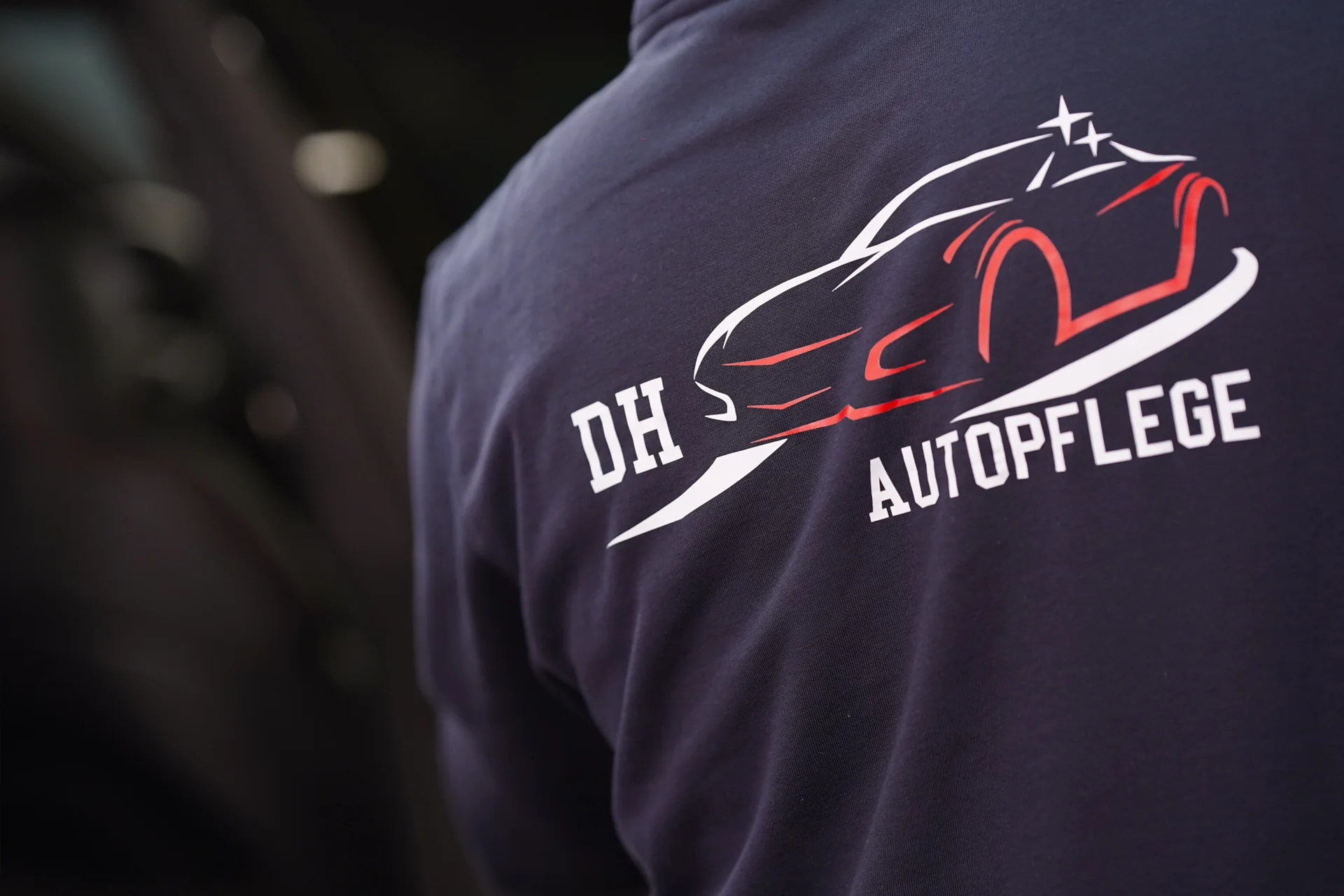 Mitarbeiter von DH Autopflege bei der Fahrzeugpflege