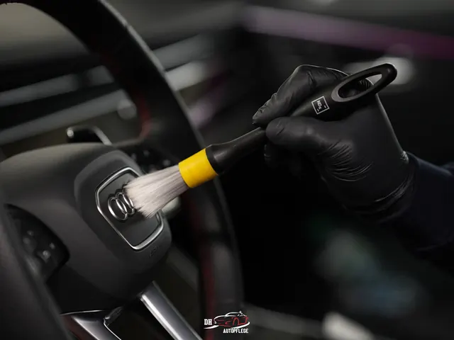 Detailreinigung im Fahrzeuginnenraum